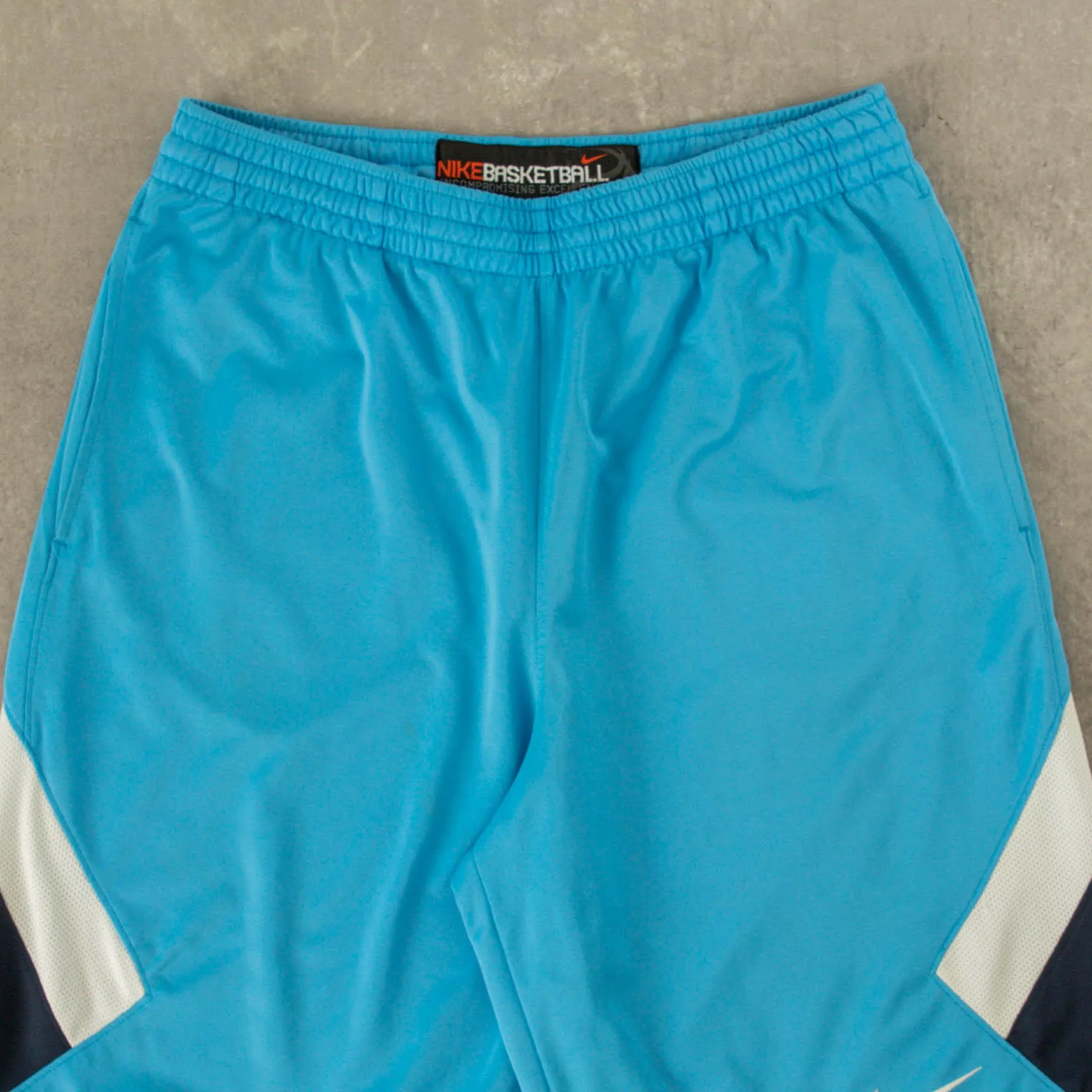 MEN'S VINTAGE NIKE BASKETBALL SHORTS - SMALL